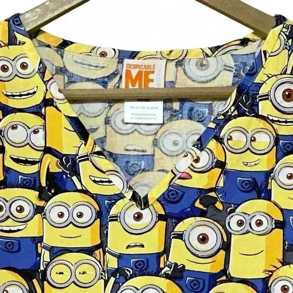 Despicable Me Scrub Top Women’s Medium Multi Minions Cartoon Funwear Uniform NWT - Picture 3 of 7